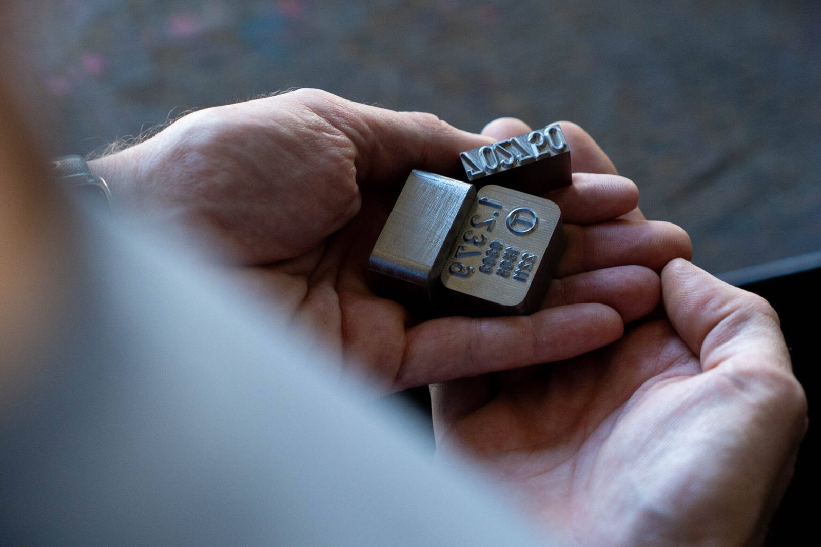 Hopbach Gravier- und Signiertechnik – Spezialist für Gravuren, Stempel, Prägewerkzeuge und individuelle Kennzeichnungstechnik aus Solingen.